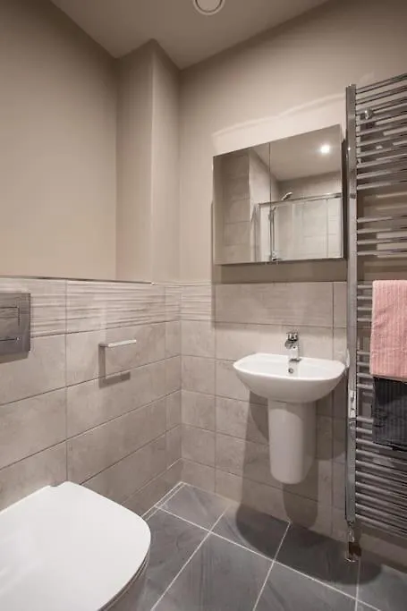 Skyline Serenity: Exquisite 3-Bedroom Ultra-Luxury Penthouse Belfast 0*,