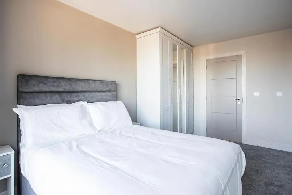Apartment Skyline Serenity: Exquisite 3-Bedroom Ultra-Luxury Penthouse Belfast