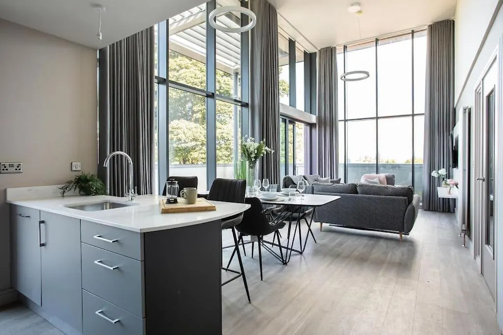 Apartment Skyline Serenity: Exquisite 3-Bedroom Ultra-Luxury Penthouse Belfast