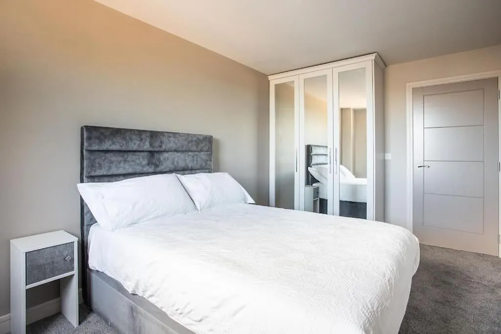 Skyline Serenity: Exquisite 3-Bedroom Ultra-Luxury Penthouse Belfast