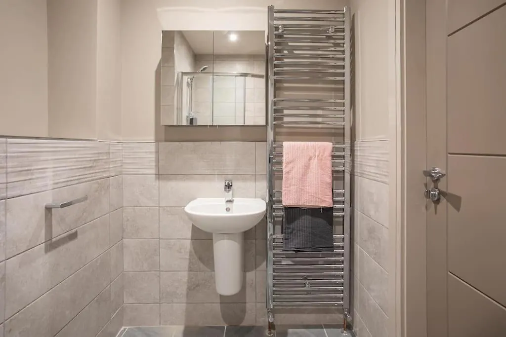 Apartment Skyline Serenity: Exquisite 3-Bedroom Ultra-Luxury Penthouse Belfast