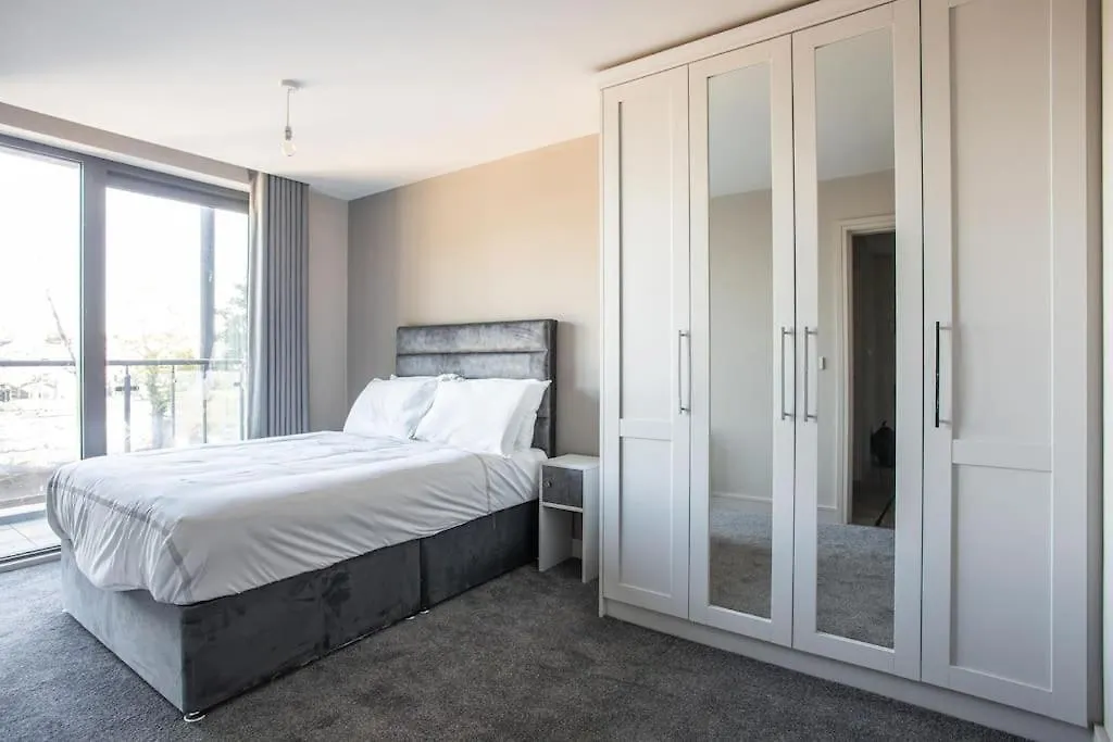 Skyline Serenity: Exquisite 3-Bedroom Ultra-Luxury Penthouse Belfast 0*,  United Kingdom
