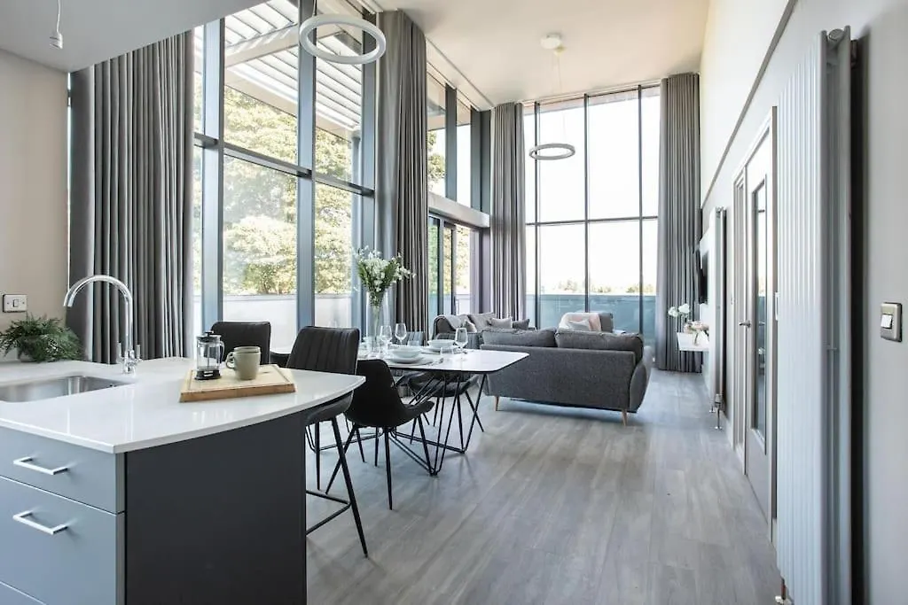 Skyline Serenity: Exquisite 3-Bedroom Ultra-Luxury Penthouse Belfast Apartment