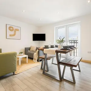  Apartment Coastal Charm Townhouse: Renovated 3-bedroom With Parking United Kingdom