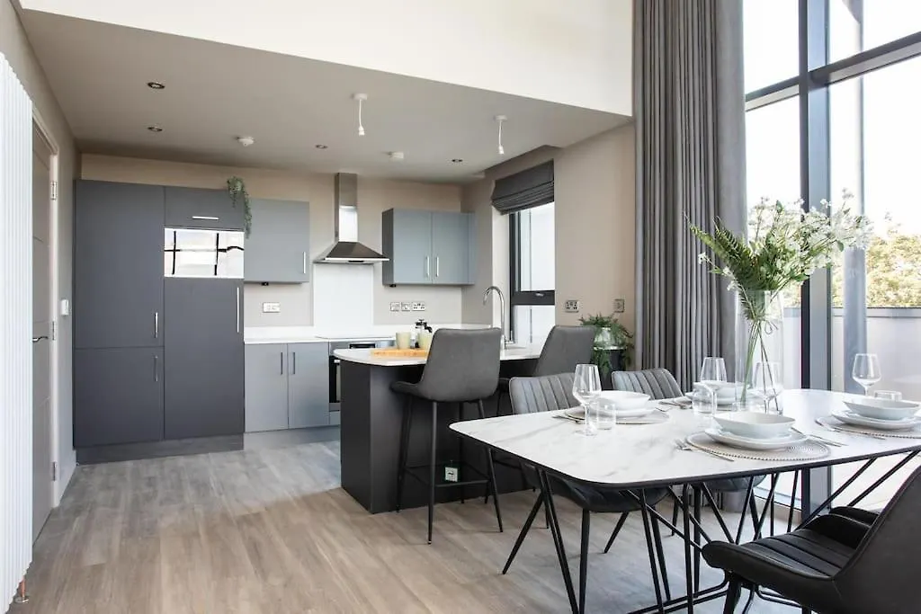 Skyline Serenity: Exquisite 3-Bedroom Ultra-Luxury Penthouse Belfast Apartment