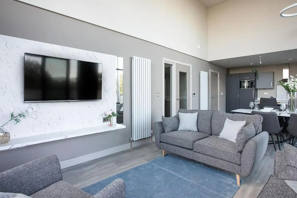 Skyline Serenity: Exquisite 3-Bedroom Ultra-Luxury Penthouse Belfast Apartment