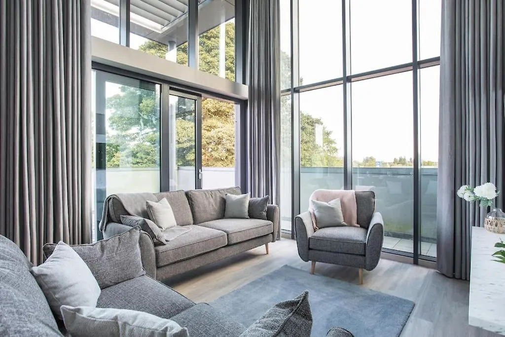 Apartment Skyline Serenity: Exquisite 3-Bedroom Ultra-Luxury Penthouse Belfast